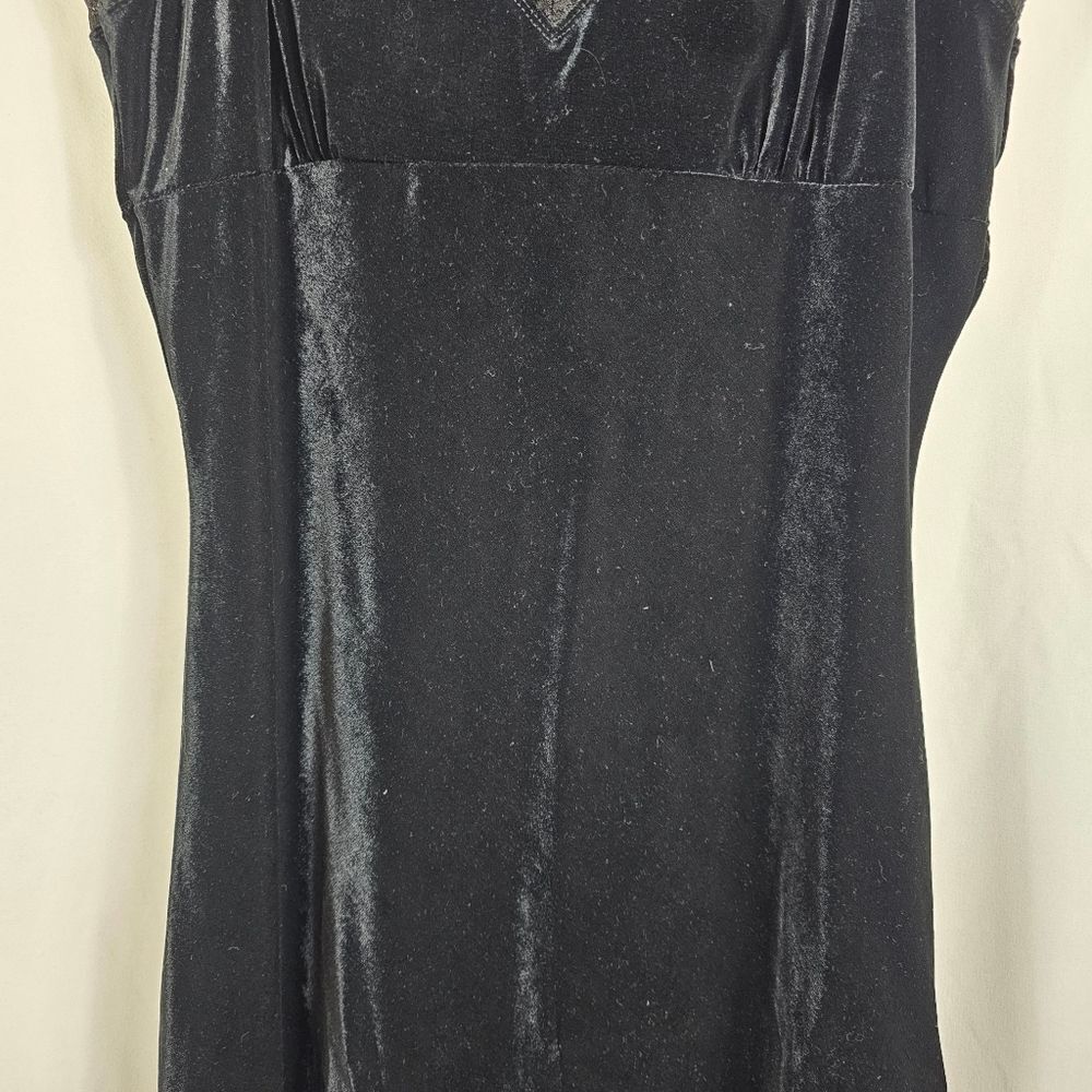 Elegant Black Velvet Lace Trim Dress - Picture 5 of 7
